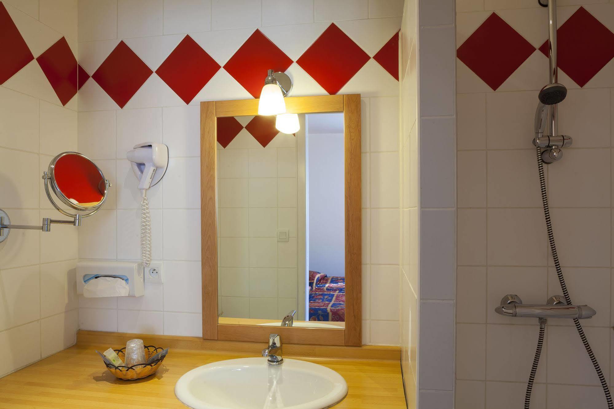Le Chalet De La Foret Hotel 3 Etoiles Et Restaurant ビアルゾン エクステリア 写真